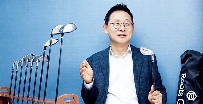 유재면 루츠골프 한국 대표가 서울 성내동 본사에서 루츠골프의 장점에 대해 설명하고 있다. /이솔 기자