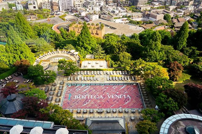 보테가 베네타의 그랜드 하얏트 서울 호텔 ‘야외 수영장 테이크오버’