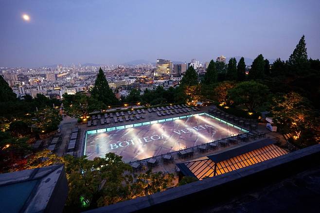 보테가 베네타의 그랜드 하얏트 서울 호텔 ‘야외 수영장 테이크오버’