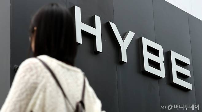 (서울=뉴스1) 박지혜 기자 = 30일 오후 서울 용산구 하이브본사 앞으로 시민들이 지나가고 있다. 그룹 '뉴진스'가 소속된 어도어의 대표와 모회사 하이브 간 분쟁에서 법원이 어도어 대표 측 손을 들어줬다. 서울중앙지법 민사합의50부 이날 민희진 어도어 대표가 하이브를 상대로 낸 의결권 행사 금지 가처분 신청을 인용했다./사진=뉴스1