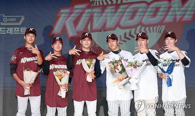 우리가 신인 (서울=연합뉴스) 한종찬 기자 = 14일 오후 서울 웨스틴 조선호텔에서 열린 2024 KBO 신인드래프트. 키움 히어로즈에 지명된 선수들이 기념 촬영을 하고 있다. 2023.9.14 saba@yna.co.kr