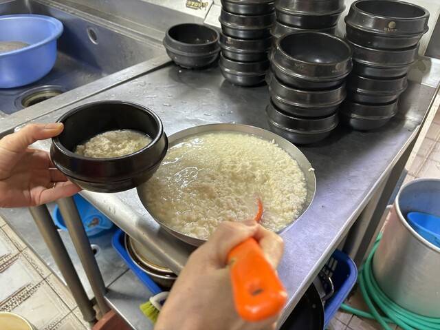 10일 아침 8시께, 배 사장이 콩물과 간수를 적절히 배합해 만들어진 순두부를 뚝배기에 담고 있다. 배현정 기자
