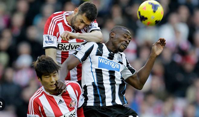 과도한 신체적인 접촉이 자주 발생하는 뉴캐슬(검정 줄무늬)과 선덜랜드(빨간 줄무늬)의 경기 장면. 영국문화원