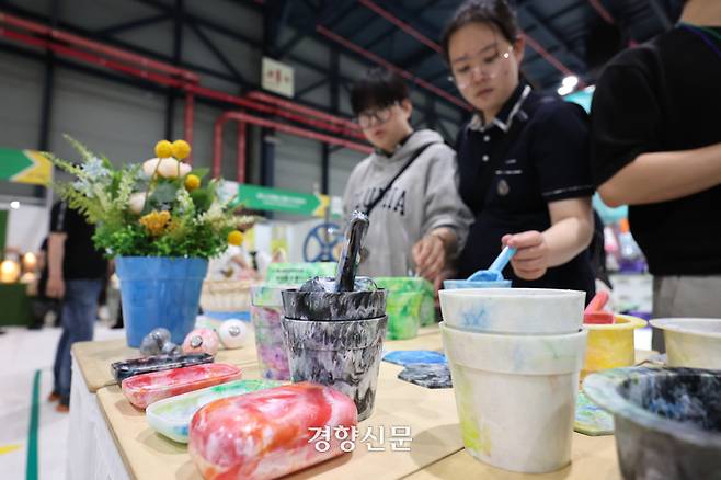 서울 강남구 대치동 세텍에서 31일 열린 제9회 베지노믹스페어 비건페스타&그린페스타를 찾아온 방문객들이 플라스틱 조각을 재활용해 만든 화분을 살펴보고 있다. 성동훈 기자