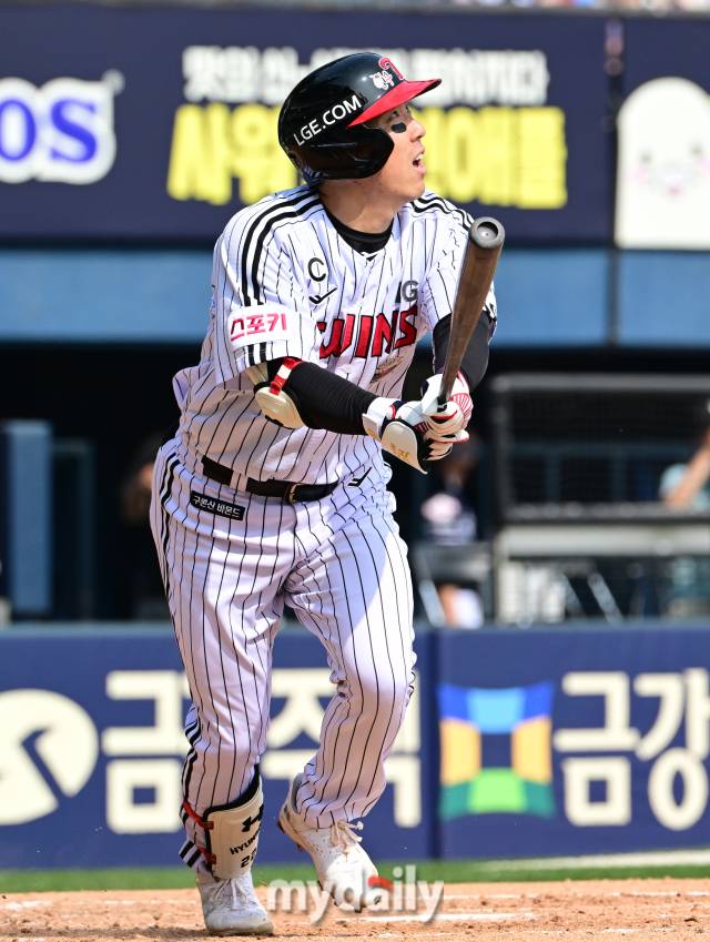 2024년 5월 4일 서울 잠실야구장에서 '2024 신한 SOL Bank KBO리그' 두산 베어스와 LG 트윈스의 경기가 열렸다. LG 김현수가 5회말 1사 만루서 1타점 희생플라이를 치고 있다./마이데일리