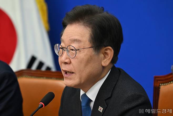 이재명 더불어민주당 대표가 31일 오전 서울 여의도 국회에서 열린 최고위원회의에서 발언을 하고 있다. 임세준 기자