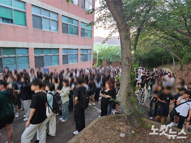 28일 부산 동의대학교 축제에서 수용인원 초과로 공연장 입장이 통제되자 축제를 찾은 주민들이 아쉬움에 발길을 떼지 못하고 있다. 독자 제공