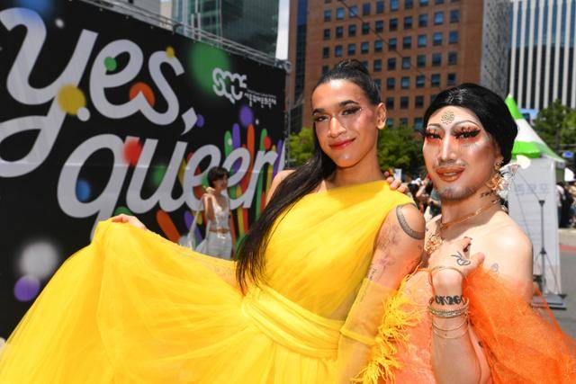 1일 서울 중구 을지로 일대에서 열린 2024 서울퀴어문화축제에 참가한 드랙(drag) 아티스트들이 포토존에서 기념사진을 촬영하고 있다. 임은재 인턴기자