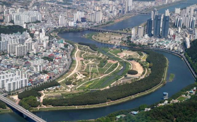 울산 도심 한 가운데 위치한 태화강 국가정원과 주변시가지. 사진제공=울산시