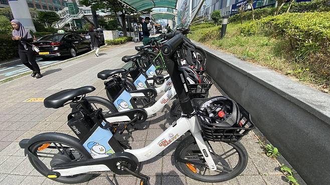 김해시 공공 전기자전거 '타고가야' (김해=연합뉴스) 최병길 기자 = 경남 김해시가 최근 새롭게 운영방식을 바꿔 도입한 공공 전기자전거 '타고가야'가 부원역 앞에 정차돼 있다. 2024.6.1
choi21@yna.co.kr