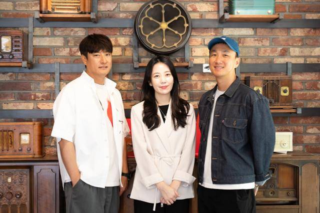 윤종호 감독·이시은 작가·김태엽 감독(왼쪽부터 차례로)이 '선재 업고 튀어' 관련 인터뷰를 진행했다. tvN 제공