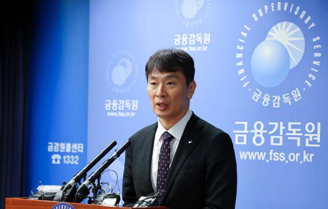 이복현 금융감독원장이 지난달 31일 서울 여의도 금융감독원 기자실에서 '금융투자소득세 관련 시장전문가 등 간담회' 관련 백브리핑을 하고 있다. 뉴시스