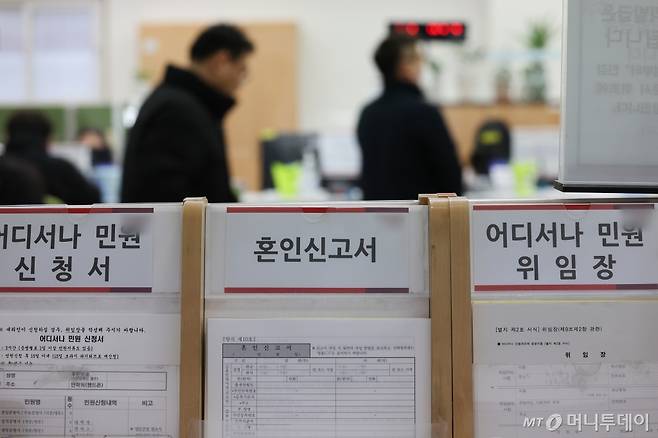 (서울=뉴스1) 허경 기자 = 통계청이 11일 발표한 '2022년 신혼부부 통계'에 따르면 지난해 11월 기준 신혼부부 수는 103만2000쌍으로 전년 대비 6.3%(6만9000쌍) 감소했다. 이는 2015년 관련 통계가 작성된 이래 가장 낮은 수치다.