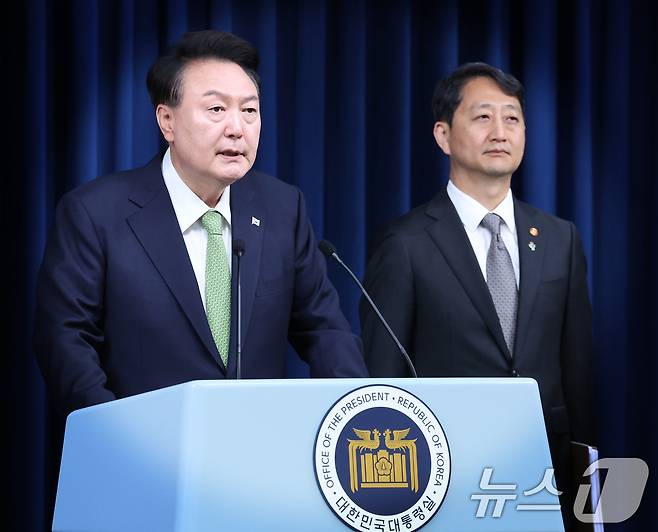 윤석열 대통령이 3일 용산 대통령실 청사에서 열린 첫 국정브리핑에서 "포항 영일만 앞바다에서 막대한 양의 석유와 가스가 매장돼 있을 가능성이 높다는 물리탐사 결과가 나왔다"고 발표하고 있다. 2024.6.3/뉴스1 ⓒ News1 송원영 기자