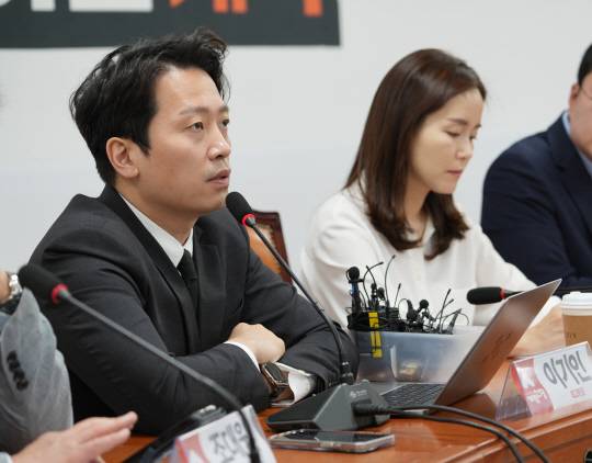 31일 국회에서 열린 개혁신당 최고위원회의에서 이기인(왼쪽) 최고위원이 발언하고 있다. 오른쪽은 이주영 국회의원.<개혁신당 홈페이지 사진 갈무리>