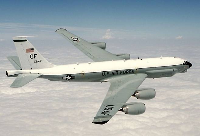 미 공군이 운용하는 RC-135U '컴뱃센트' 정찰기. 북한이 '오물풍선'을 남쪽으로 살포하는 등 긴장이 고조된 가운데 미군 정찰기가 지난 5월 23일에 이어 다시 5월 29일에도 한반도 상공에 출격했다. 이날 군 당국과 민간 항공추적사이트에 따르면 컴뱃센트는 일본 오키나와 가데나 공군기지에서 출발해 수도권과 서해 상공 등을 비행했다. 미국이 단 2대만 보유한 RC-135U 컴뱃센트는 기체에 고성능 첨단 센서를 장착해 수백㎞ 밖 신호 정보나 미사일 기지에서 발신하는 전자파 등 적의 레이더 전파를 포착해 적의 방공망을 분석할 수 있는 역량을 갖추고 있으며, 특히 북한 핵실험 시 전자파를 감지할 수 있는 전략 자산이다. 사진=미 공군