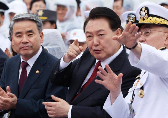 윤석열 대통령이 지난해 9월 인천 수로 및 팔미도 근해 노적봉함에서 열린 제73주년 인천상륙작전 전승기념식에서 인천상륙작전 재연을 지켜보며 당시 이종섭(왼쪽) 국방부 장관, 이종호 해군참모총장과 이야기하고 있다. 서재훈 기자