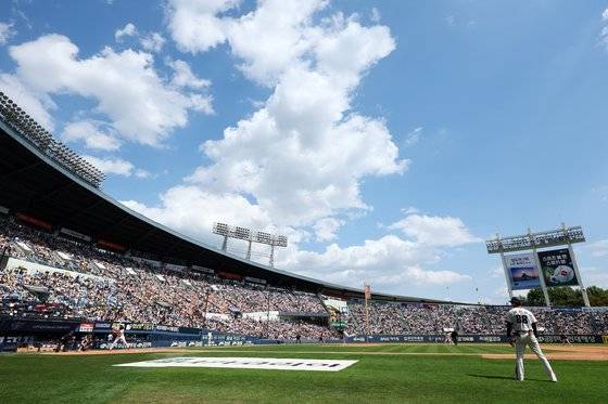 2일 서울 송파구 잠실야구장에서 열린 2024 프로야구 KBO리그 LG 트윈스와 두산 베어스의 경기에서 맑은 날씨 속에 관중들이 응원을 하고 있다. 연합뉴스