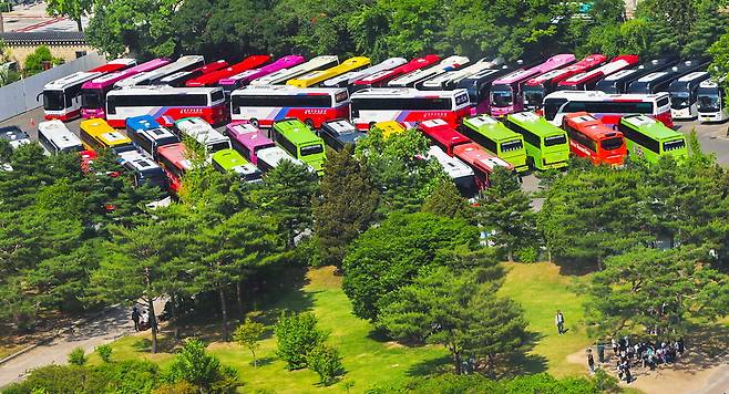 얼마 전까지만 해도 고궁 관광버스 주차장이 텅 비어 있던 시절이 있었지요. 오랜만에 서울 시내 한 건물 옥상에서 바라본 경복궁 주차장에 세워져 있는 형형색색의 관광버스를 보니 감회가 새롭습니다. 이충우 기자