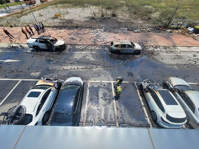 지난달 31일 부산 강서구 명지동의 한 마트 인근에서 부탄가스 수천 개가 폭발해 차량 10여대가 불에 탔다. 부산소방재난본부 제공