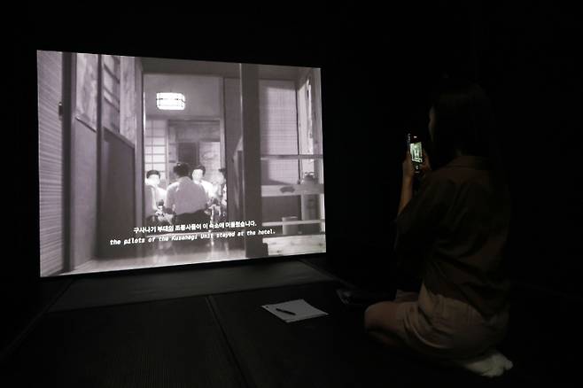 호 3일 오후 서울 종로구 아트선재센터에서 열린 '호추니엔: 시간과 클라우드' 기자간담회에서 참석자가 '호텔 아포리아'를 관람하고 있다. 전시는 다양한 매체를 통해 아시아 근대성, 역사, 정체성을 탐구한 호추니엔의 작업을 선보인다. 연합뉴스