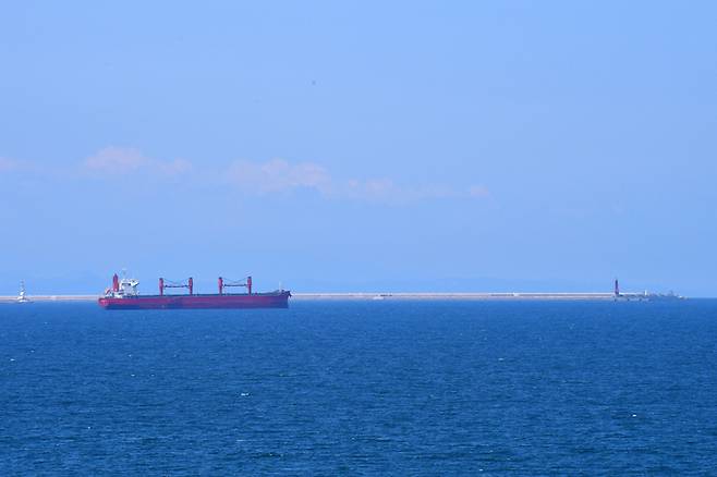 3일 경북 포항신항에서 출항한 대형 화물선이 영일만을 항해하고 있다. 뉴스1