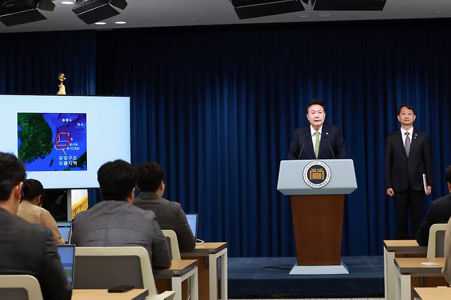 윤석열 대통령이 3일 오전 서울 용산 대통령실 청사 브리핑실에서 경제 현안과 관련해 국정 브리핑을 하고 있다. ⓒ 연합뉴스