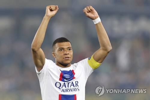 유럽 축구 전문기자 파브리치오 로마노 기자에 따르면 레알 마드리드는 킬리안 음바페 영입과 관련한 모든 작업을 완료했으며 다음주 음바페 영입을 공식 발표할 예정이다. 세계적인 축구스타 음바페는 이미 지난해 여름 PSG와의 계약 기간을 연장하지 않기로 결정하면서 이번 시즌까지만 PSG에서 뛰고 구단을 떠나겠다는 뜻을 전한 바 있다. 로마노 기자는 음바페가 여름에 FA 이적을 위해 1200억원에 달하는 충성 보너스를 포기했다고 밝혔다. 연합뉴스