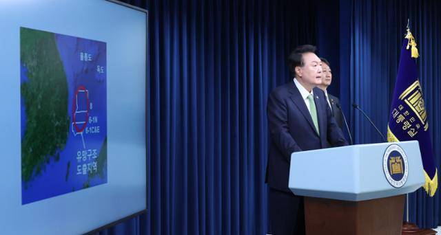 윤석열 대통령이 3일 오전 서울 용산 대통령실 청사 브리핑실에서 포항 영일만 앞바다에 막대한 석유와 가스 매장 가능성이 있다는 브리핑을 하고 있다. 서재훈 기자