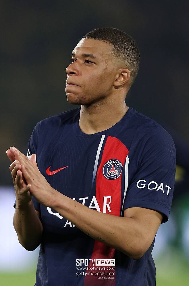 ▲ 4일(한국시간) 프랑스 매체 르 파리지앵에 따르면 음바페는 카림 밴제마가 알 이티하드로 이적하면서 공석이 된 9번을 선택할 전망이다. 하지만 9번은 음바페가 달았던 번호가 아닌 만큼 다음 시즌이 정식으로 시작하거나, 혹은 향후엔 음바페가 등번호를 바꿀 것이라는 관측이 지배적이다.
