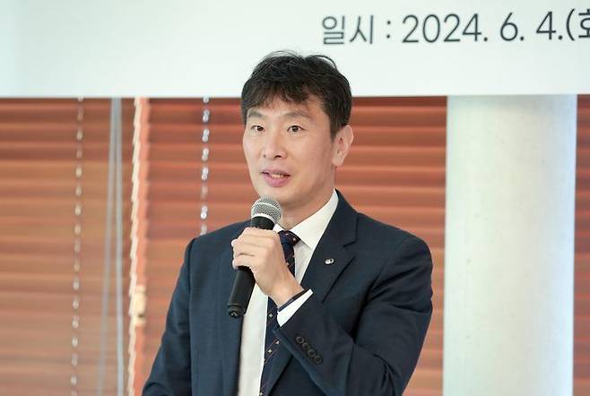 이복현 금융감독원장이 지난 4일 서울 여의도에서 열린 취임 2주년 기자간담회에 참석해 발언하고 있다. 이날 이 원장은 당국이 직접 부동산 프로젝트파이낸싱(PF) 구조조정에 나선 것과 관련해 금융사들이 정상화 작업을 미루면서 경·공매나 추가 충당금을 강조하게 됐다고 언급했다.ⓒ금융감독원