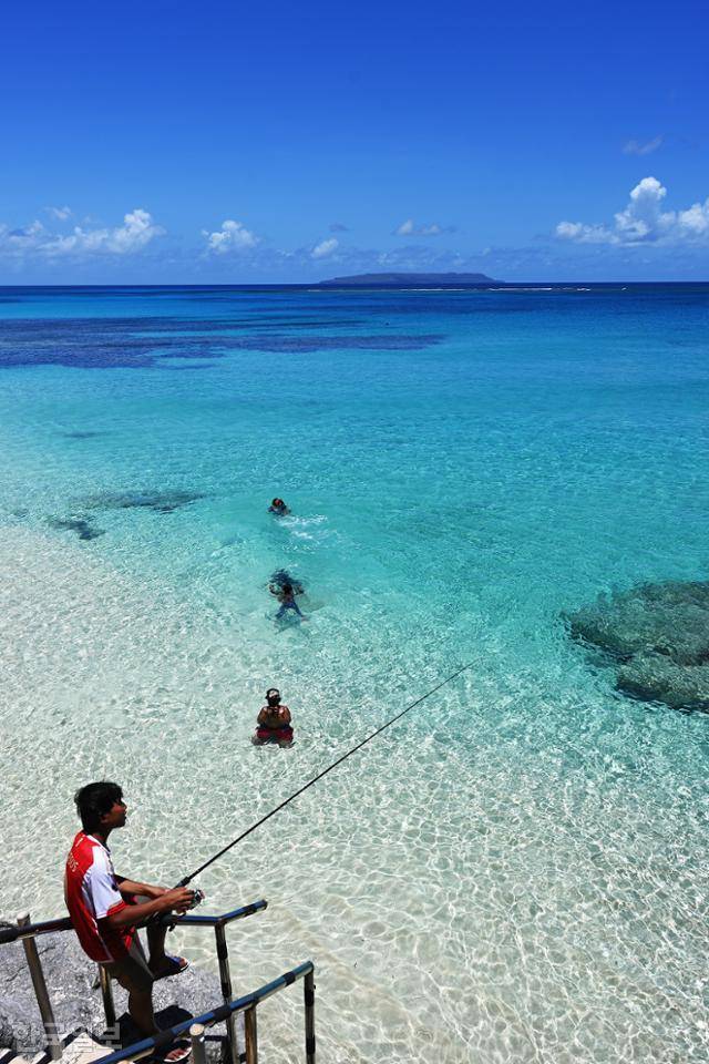 맑고 투명한 티니언 타가해변에서 현지 아이들이 물놀이를 즐기고 있다.