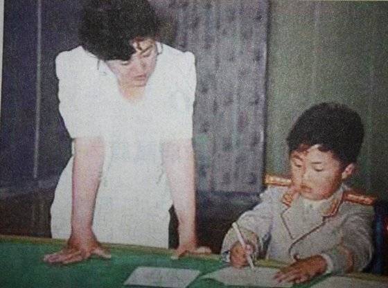 김정은 국무위원장의 생모인 고용희의 모습. 군복 차림으로 그림을 그리는 김 위원장을 고용희가 곁에서 지켜보고 있다. 연합뉴스