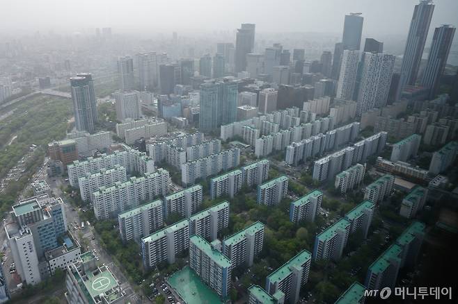 (서울=뉴스1) 안은나 기자 = 서울시는 17일 도시계획위원회를 열고 압구정·여의도 아파트지구, 목동택지개발지구, 성수전략정비구역 총 4.57㎢ 구역에 대해 토지거래허가구역으로 재지정했다. 토지거래허가제는 일정 면적 이상의 토지를 거래할 때 사전에 관할지역 시장, 군수 또는 구청장의 허가를 받아야만 땅을 사고팔 수 있는 제도로, 투기를 방지하고 건전한 토지거래를 유도하기 위해 시행하고 있다. 사진은 이날 서울 여의도 아파트 일대. 2024.4.17/뉴스1 Copyright (C) 뉴스1. All rights reserv /사진=(서울=뉴스1) 안은나 기자