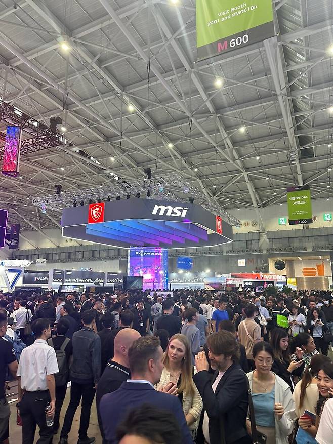 ▲ 행사장의 관람객들로 북적이는 2024 컴퓨텍스 MSI 부스