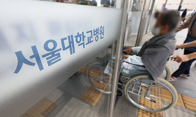 서울의대·서울대병원 교수 비상대책위원회(비대위)는 전공의 사태가 해결되지 않을 경우 오는 17일부터 응급실과 중환자실 등 필수 부서를 제외한 전체 휴진에 들어간다고 6일 밝혔다. 사진은 7일 서울 종로구 서울대학교병원에서 한 환자가 이동하는 모습. 연합뉴스