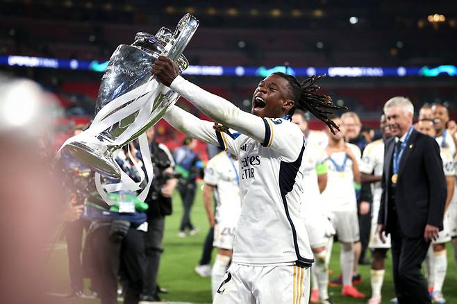 2023-24 유럽챔피언스리그 우승 뒤 트로피를 들고 기뻐하는 카마빙가. Getty Images코리아