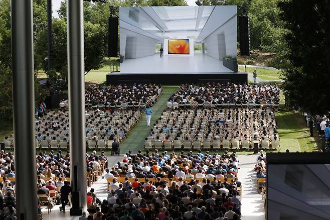 지난해 6월 5일 미국 캘리포니아주 쿠퍼티노 애플 본사에서 열린 2023 애플 세계개발자회의(WWDC)에서 개발자들이 애플의 발표를 듣고 있다. EPA연합뉴스