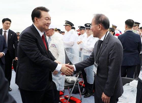 윤석열 대통령이 지난해 9월 15일 제73주년 인천상륙작전 전승행사에서 해군 상륙함 노적봉함에 탑승해 국민의힘 윤재옥 원내대표와 악수를 하고 있다. 대통령실통신사진기자단