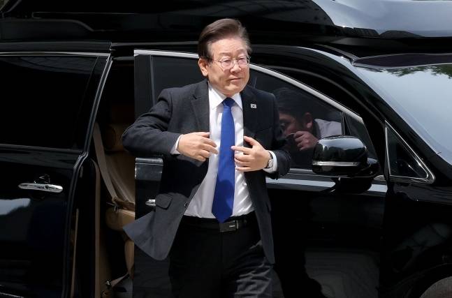 이재명 더불어민주당 대표가 7일 오전 서울 서초구 서울중앙지법에서 열린 대장동 배임 및 성남FC 뇌물 관련 특정범죄가중처벌등에관한법률위반(뇌물) 등 공판에 출석하고 있다. 뉴스1