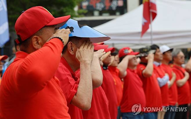 '후배에게 경례' (전주=연합뉴스) 정경재 기자 = 8일 전북대학교 앞 대학로에서 열린 '해병대원 특검법 관철을 위한 도민대회'에서 해병대 예비역연대 관계자들이 순직한 해병대 채모 상병에게 경례하고 있다. 2024.6.8 jaya@yna.co.kr