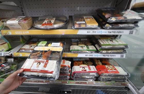 지난달 15일 오전 서울 한 편의점에서 직원이 도시락을 정리하고 있다. 연합뉴스