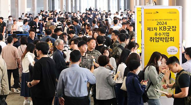 5월27일 서울 강남구 코엑스에서 열린 KB 굿잡 우수기업 취업박람회에 많은 참가자들이 참석하고 있다. 사진은 기사 내용과 큰 관계가 없음. (매경DB)