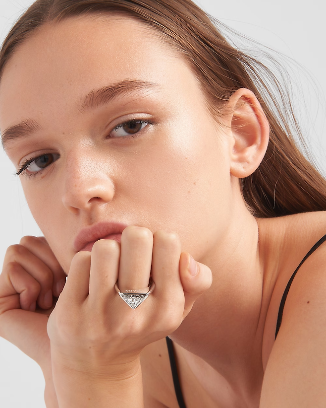 지난해 11월 프라다가 선보인 랩다이아 반지. 프라다 캡처