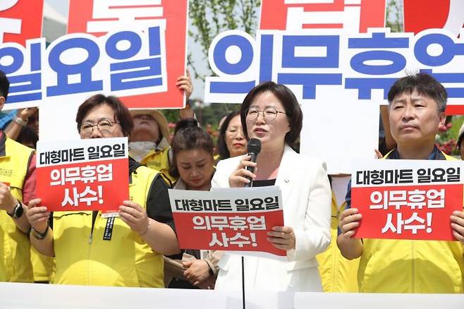 정혜경 진보당 의원이 5일 서울 여의도 국회 앞에서 열린 '마트노동자 일요일 보장! 야간노동 중단! 유통산업발전법 개정 촉구 기자회견'에서 발언을 하고 있다. 사진=연합뉴스