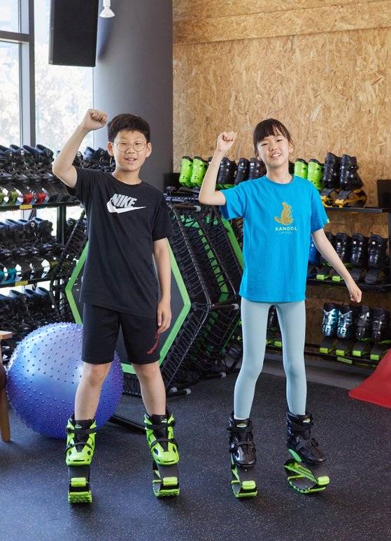 소중 학생기자단이 트램펄린 점핑 운동을 해본 뒤 점핑 슈즈도 체험해봤다.