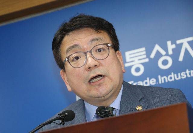 최남호 산업통사자원부 2차관이 10일 정부세종청사에서 동행전 프로젝트 '대왕고래' 관련 논란을 설명하고 있다. 연합뉴스