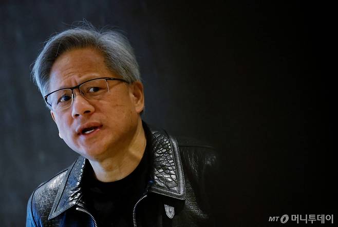 (싱가포르 로이터=뉴스1) 정지윤 기자 = 젠슨 황 엔비디아 최고경영자(CEO)가 6일(현지시간) 싱가포르에서 열린 미디어 라운드 테이블 미팅에 참석해 발언하고 있다. 2023.12.06 ⓒ 로이터=뉴스1 Copyright (C) 뉴스1. All rights reserved. 무단 전재 및 재배포, AI학습 이용 금지. /사진=(싱가포르 로이터=뉴스1) 정지윤 기자