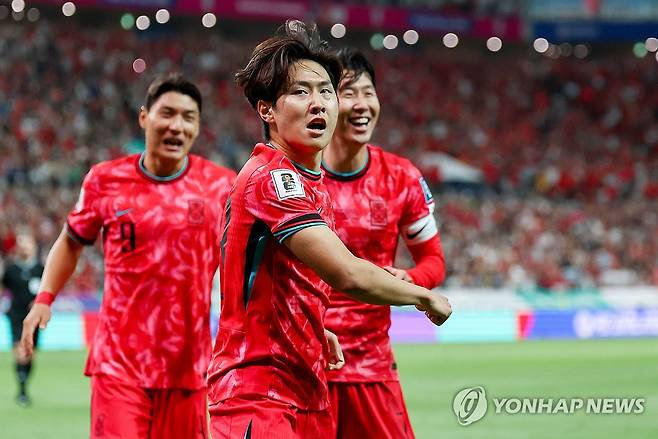 한국 선취골 주인공은 이강인 (서울=연합뉴스) 김인철 기자 = 11일 서울월드컵경기장에서 열린 2026 북중미 월드컵 아시아 지역 2차 예선 C조 6차전 한국과 중국의 경기. 이강인이 선취골을 넣은 뒤 기뻐하고 있다.
왼쪽부터 주민규, 이강인, 손흥민. 2024.6.11 yatoya@yna.co.kr