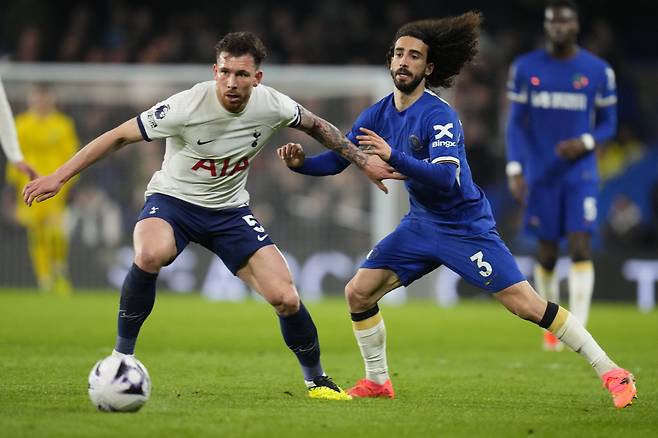 토트넘의 바이킹 전사 피에르-에밀 호이비에르가 이번 여름 토트넘을 떠날 예정이다. 영국의 풋볼런던은 11일(한국시각) '호이비에르에게는 큰 여름이 될 것이고, 잠재적으로 토트넘을 떠날 수 있는 여름이다'라고 전했다. 호이비에르는 이번 여름 이적시장을 앞두고 지난 이적시장에서도 관심을 보였던 아틀레티코와 더불어 무리뉴 감독의 페네르바체 등도 관심을 보이며 이적 가능성이 커지고 있다. AP연합뉴스